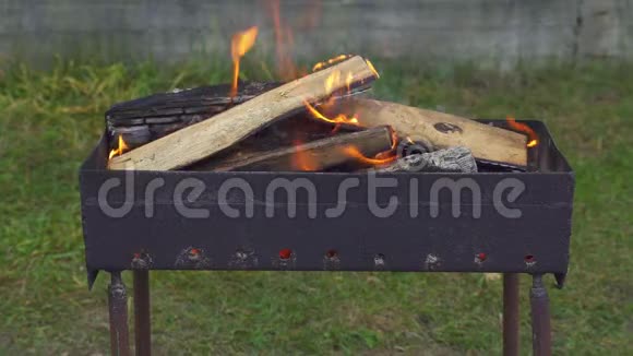 在烤架里烧柴火视频的预览图