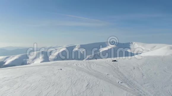 一个在雪山顶上的人开始加速滑翔空中射击视频的预览图