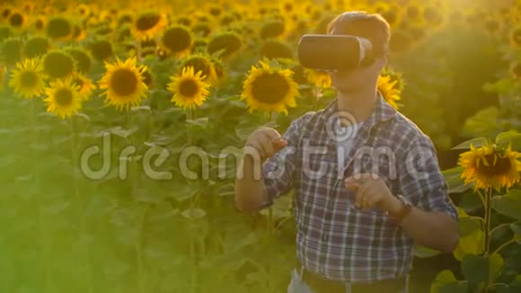 这位年轻的农民正在用VR眼镜工作视频的预览图