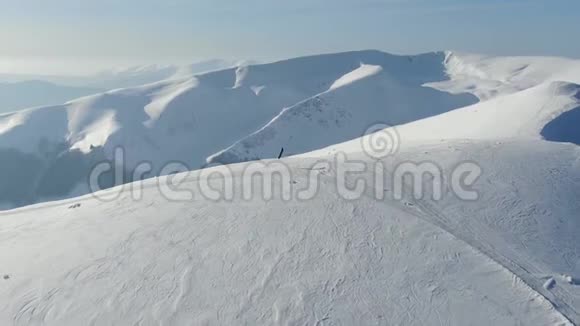 雪山被雪覆盖空中射击一个人的速度在背景上滑行视频的预览图