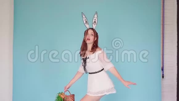 那个红发女孩穿着一件白色的短裙有一只兔子的创造性耳朵视频的预览图