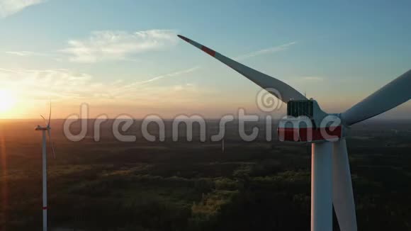 鸟瞰风力发电涡轮风车日出能源生产清洁和可再生能源视频的预览图
