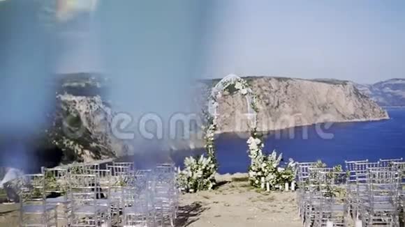 海边婚礼用的拱门和椅子视频的预览图