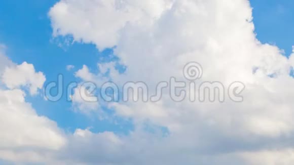 风天的云天是蓝色的视频的预览图