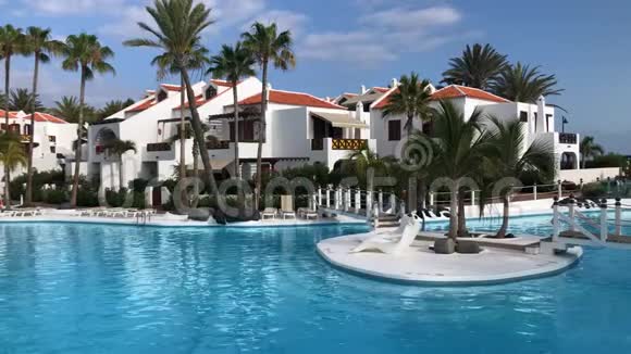 游泳池在热带酒店度假胜地设有棕榈树供海滩度假豪华目的地加拿大特内里费视频的预览图