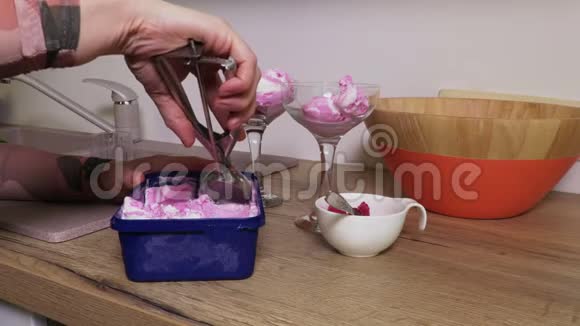 提供带勺子的冰淇淋的女人视频的预览图