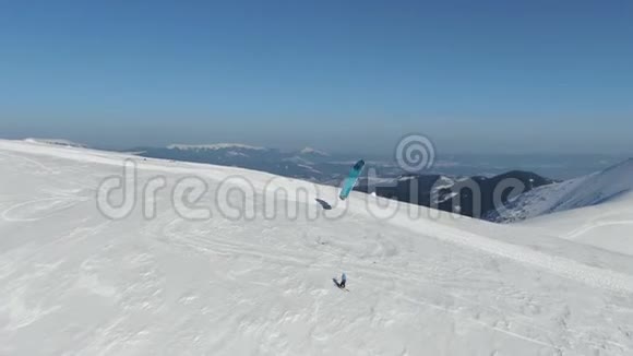 阳光明媚的一天山顶上美丽的景色一个人在风中滑行视频的预览图
