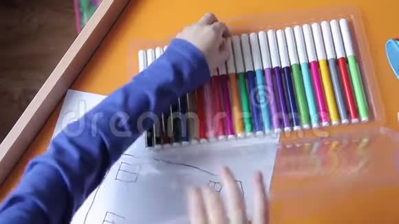 这个男孩选择彩色钢笔视频的预览图