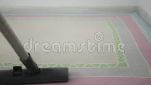 内部办公室使用吸尘器清洁白色地毯的员工视频的预览图