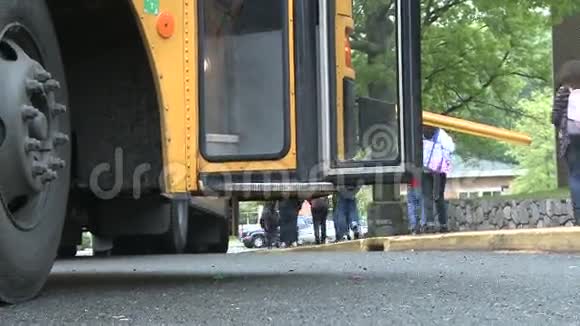 公共汽车离开学校3辆中有3辆视频的预览图