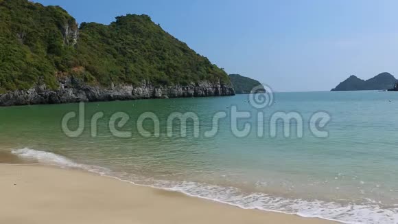 越南猫巴岛海滩上温和的太平洋海浪视频的预览图