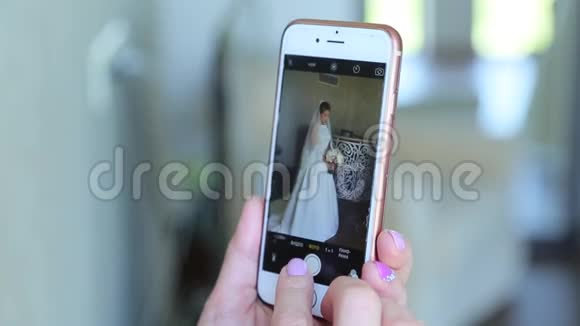 智能手机上的新娘照片视频的预览图