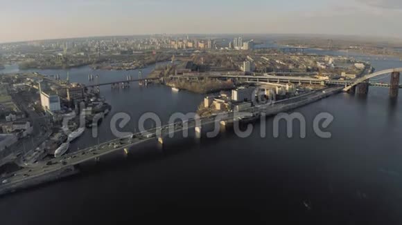 基辅市第聂伯河上的桥阳光明媚的春日4K风笛视频的预览图
