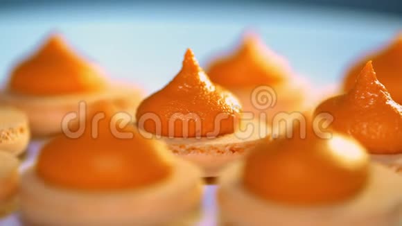 焦糖分离的马卡龙蛋糕旋转法式玛咖喱饼加干麻汁或奶油馅的松饼视频的预览图