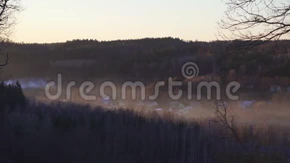 日落时分雾中的冬村视频的预览图