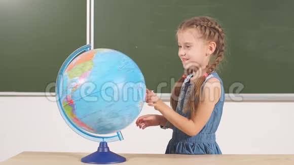 教室背景黑板上有地球仪的女学生视频的预览图