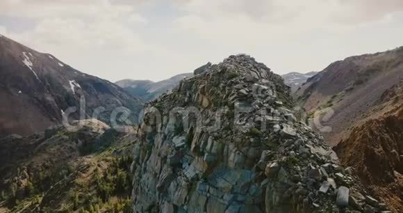 在美国约塞米蒂国家公园的岩石山脊上旋转着的岩石覆盖的山峰视频的预览图