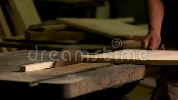 男木匠用电锯切割木板视频的预览图