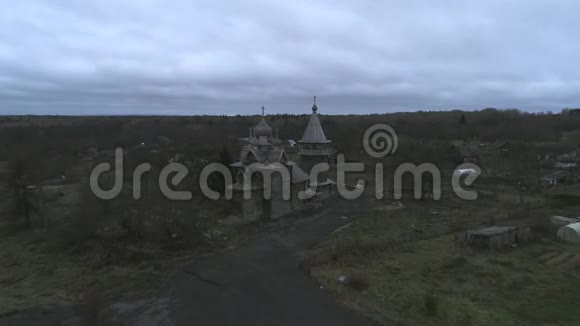 古老的圣德米特里教堂空中录像列宁格勒地区俄罗斯视频的预览图