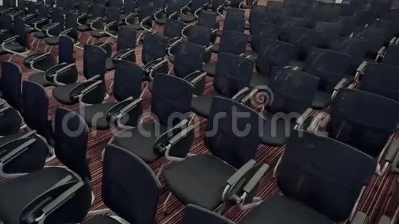 镜头移动在许多舒适的座位在空观众厅为大公司的营销会议做准备视频的预览图