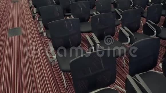 一排排空的黑色天鹅绒座位在一个研讨会室里青年商人教育中心等待视频的预览图