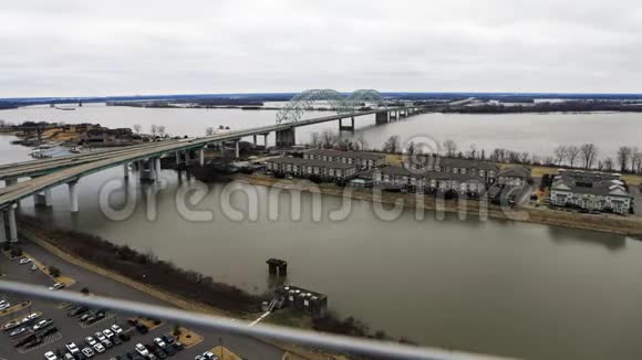 田纳西州孟菲斯横跨密西西比河的时间推移桥视频的预览图