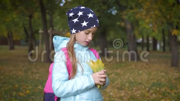 雨天在秋天公园散步的漂亮女孩视频的预览图