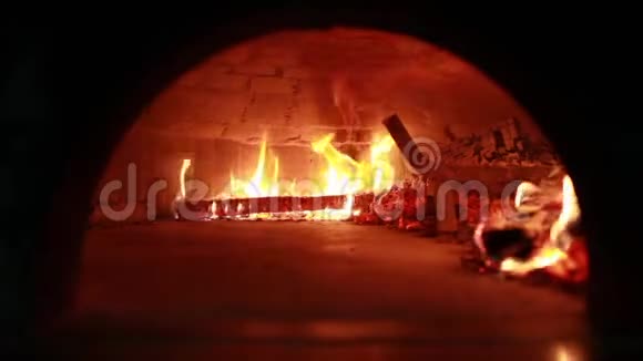 火和烧煤在石炉木头上用砖和粘土做的烤箱吃披萨的烤箱砖炉视频的预览图