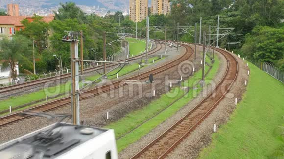 地铁列车在哥伦比亚麦德林开视频的预览图