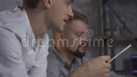 一个男人用铅笔指一对同事加班视频的预览图