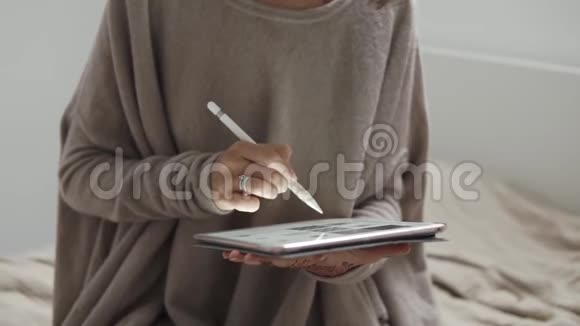女人用平板电脑在室内工作视频的预览图