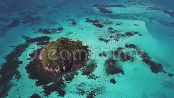 加勒比海一个小岛的无人机仰视图视频的预览图
