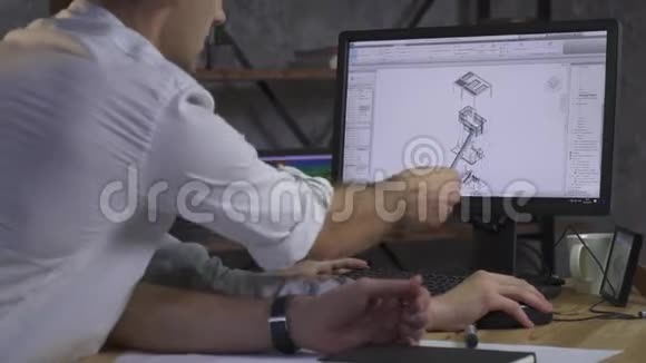 两个工人在电脑上讨论建筑方案把铅笔指向细节视频的预览图