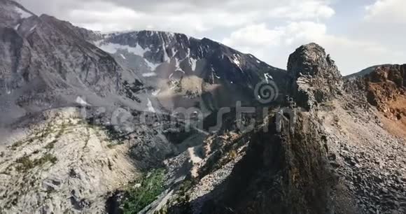无人驾驶飞机在美国约塞米蒂国家公园夏季天际线的令人惊叹的灰色山岩脊上空盘旋视频的预览图