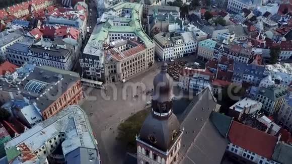 从欧洲建筑的顶部可以看到屋顶和狭窄的街道视频的预览图