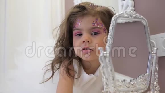 时尚的孩子脸上有亮片家里有镜子视频的预览图