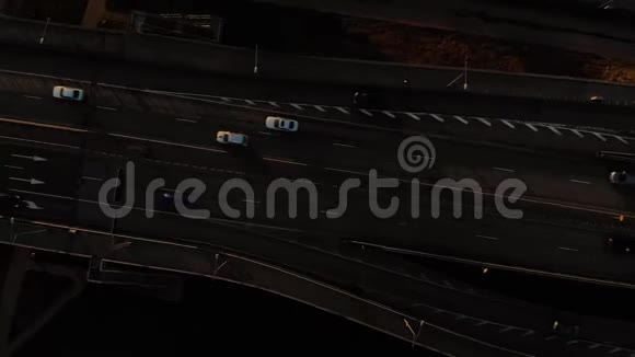 在拉脱维亚里加的一座南桥上空空中电影般的夕阳在空中飞过展示交通状况黄金时段专业节目视频的预览图