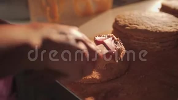 糕点用奶油涂抹蛋糕做一个烘焙的填充物烹饪处理的过程视频的预览图