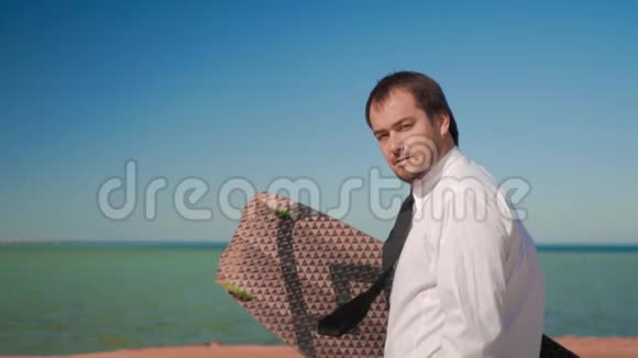 穿西装的商人拿着风筝板跑到海里视频的预览图