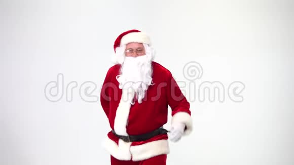 圣诞节圣诞老人在白色的背景上带着一个带蝴蝶结的红色盒子给它出席视频的预览图
