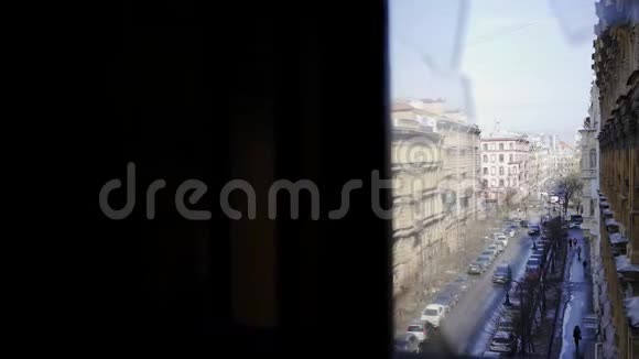 穿过破碎的玻璃城市景观视频的预览图