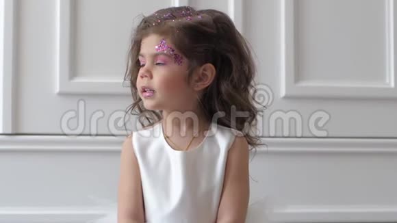 可爱的小女孩穿着时尚的衣服和时尚的化妆视频的预览图