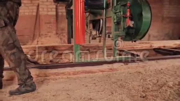 在锯木厂制造木板的机器的过程闭合视频的预览图
