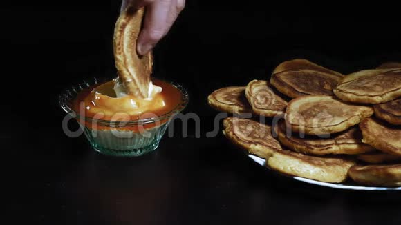 一位老年妇女的特写慢动作的手在加奶油的果酱中放一个蛋糕视频的预览图