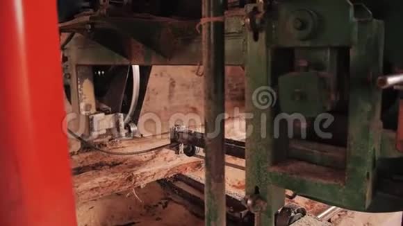 用一根原木生产木板锯木厂机械装置特写视频的预览图