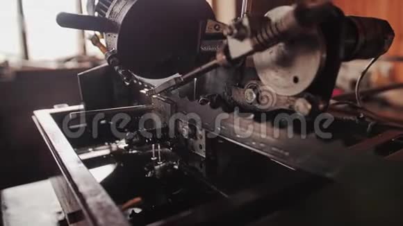 带锯机构的冷光特写镜头生产木材加工视频的预览图
