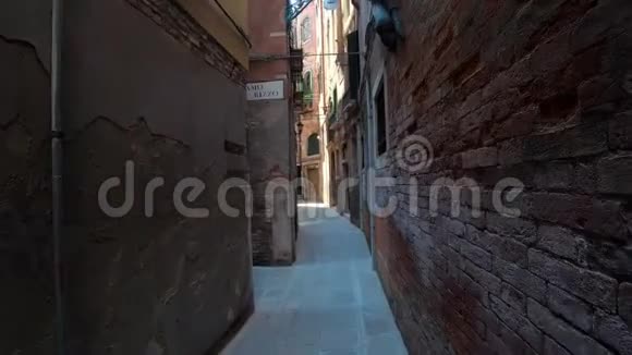 4K穿过意大利威尼斯的一条狭窄的街道主观镜头视频的预览图