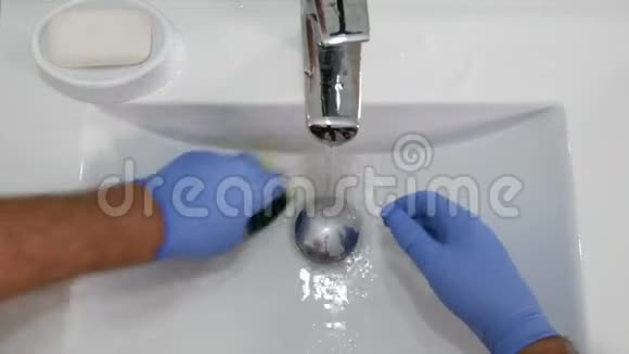 卫生间清洁洗手池使用清洁剂及防护手套视频的预览图