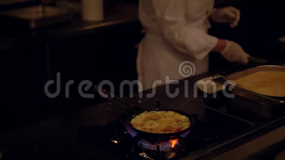 新鲜的鸡蛋煎蛋卷在燃烧器上烹饪视频的预览图