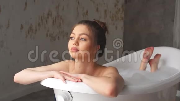 现代化的浴室里住着一个棕色头发的讨人喜欢的女孩视频的预览图